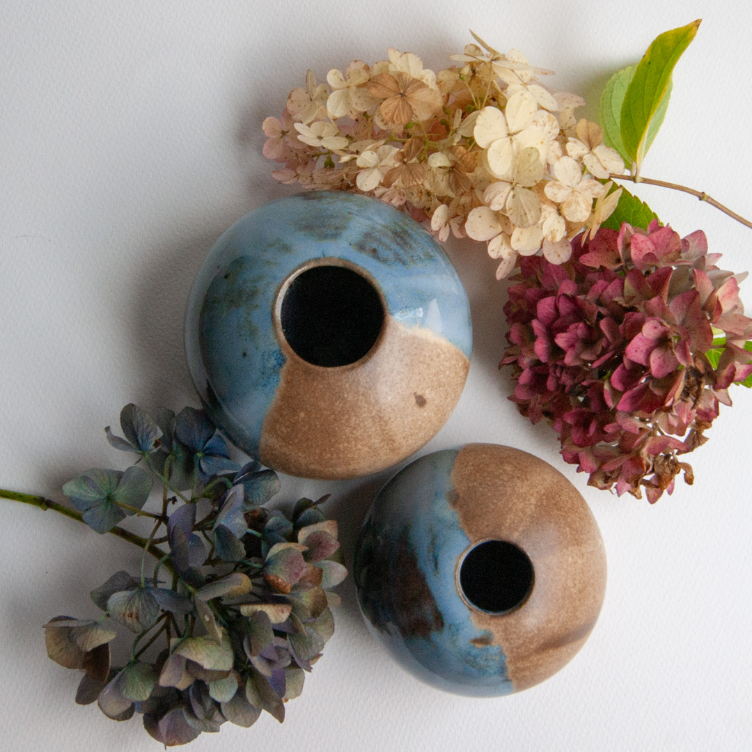 Dwa ręcznie robione błękitno-beżowe wazony ceramiczne.