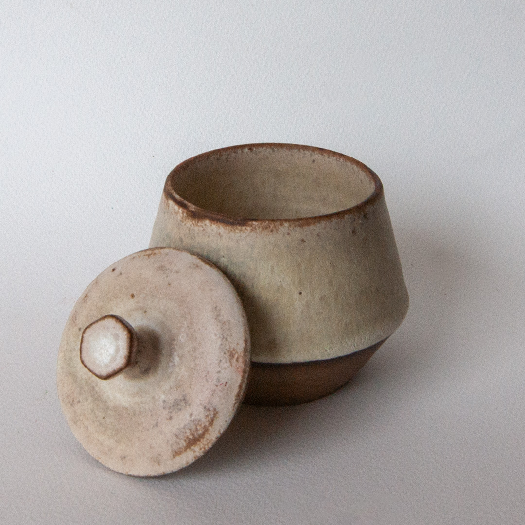 ceramiczny, beżowy pojemnik z pokrywką