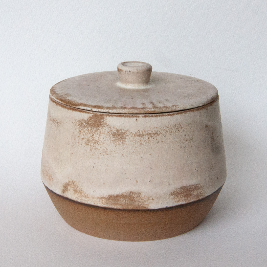 ceramiczny, beżowy pojemnik z pokrywką